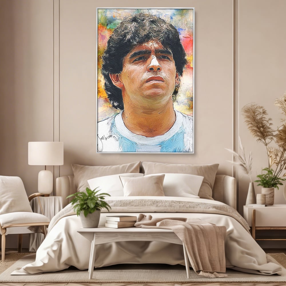 Tablou canvas cu tablou canvas cu diego maradona, in rama de aluminiu argintiu, pe perete intr-un dormitor